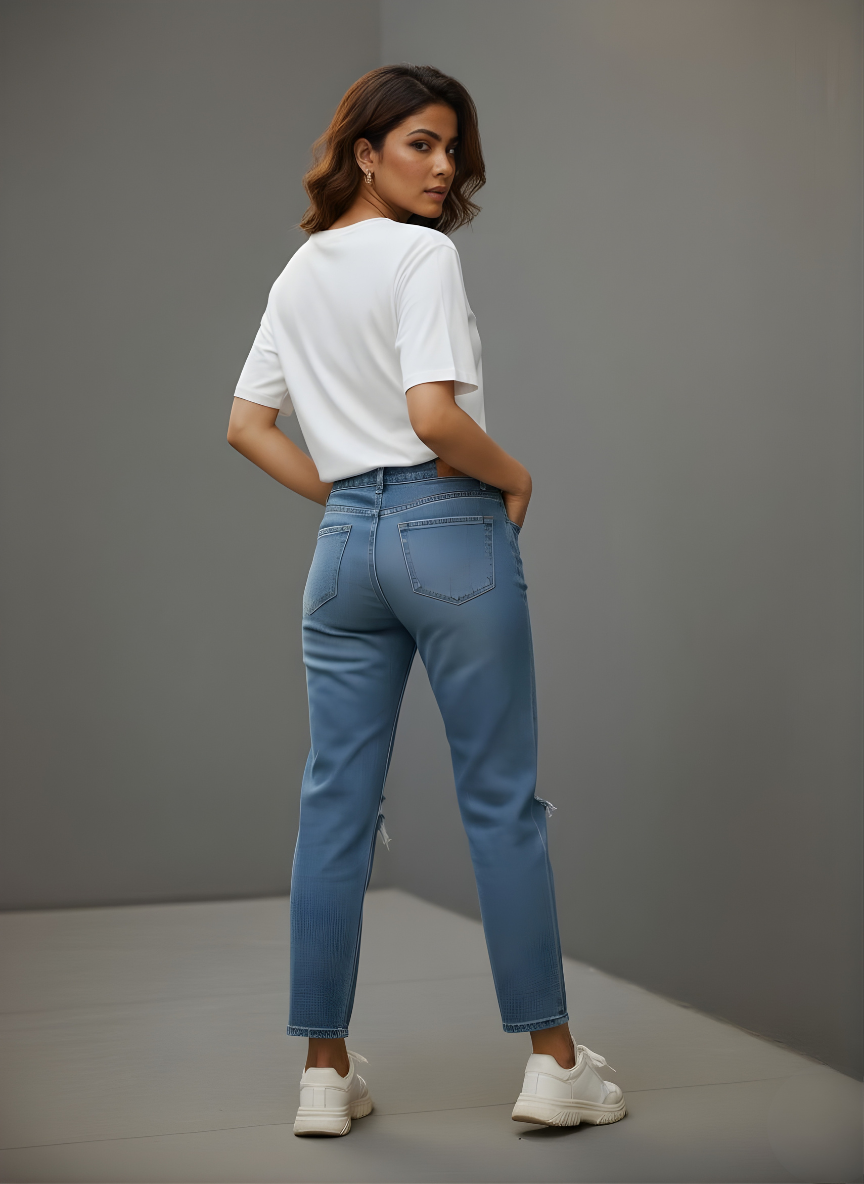 Minimal white embroidered T-shirt for women in soft cotton fabric